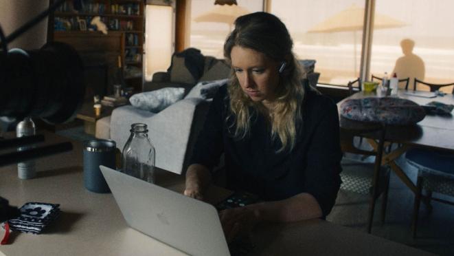 Elizabeth Holmes en You Can See Everything, documental de A24 dirigido por Nathan Fielder y Lance Oppenheim.