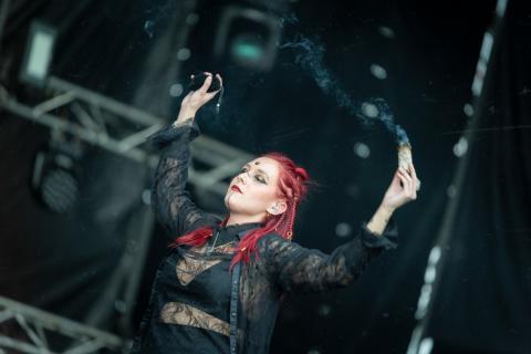 Festival Estéreo Picnic 2022 cantante encendiendo algo en la tarima