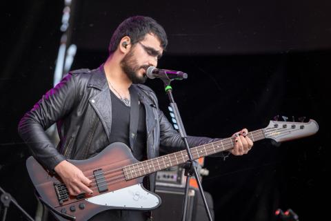 Festival Estéreo Picnic 2022 artista tocando la guitarra
