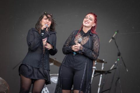 Festival Estéreo Picnic 2022 duo d ecantantes cantando en tarima