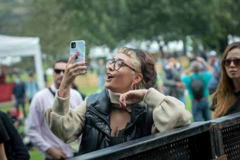 Festival Estéreo Picnic 2022 asistente grabando el evento