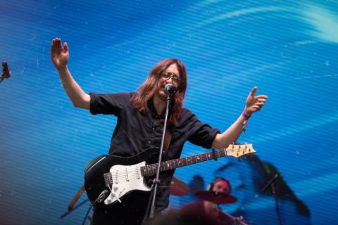 Festival Estéreo Picnic 2022 cantante tocando la guitarra y los brazos abiertos