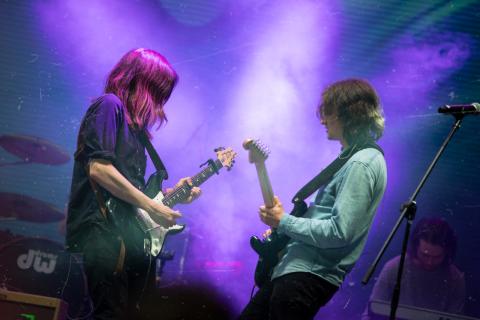 Festival Estéreo Picnic 2022 duo tocando la guitarra en la tarima