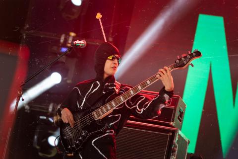 Festival Estéreo Picnic 2022 artista tocando la guitarra con traje de marciano
