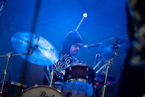 Festival Estéreo Picnic 2022 artista tocando la bateria con traje de marciano