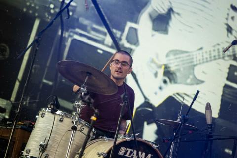 Festival Estéreo Picnic 2022 artista tocando la bateria en primer plano