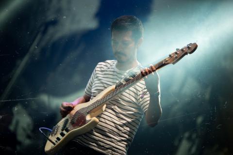 Festival Estéreo Picnic 2022 artista tocando la guitarra 2