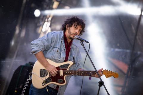 Festival Estéreo Picnic 2022 artista tocando la guitarra 3