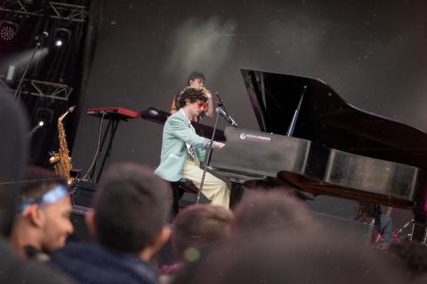 Festival Estéreo Picnic 2022 Duplat tocando el piano