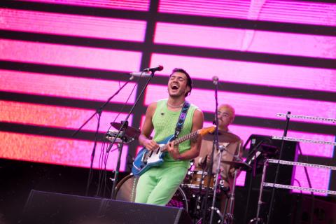 Festival Estéreo Picnic 2022 artista de verde tocando la guitarra