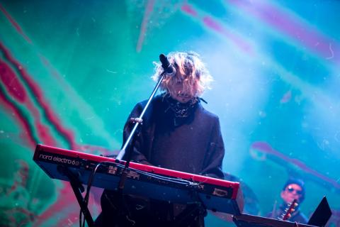 Festival Estéreo Picnic 2022 con artista tocando la organeta y cantanto en tarima