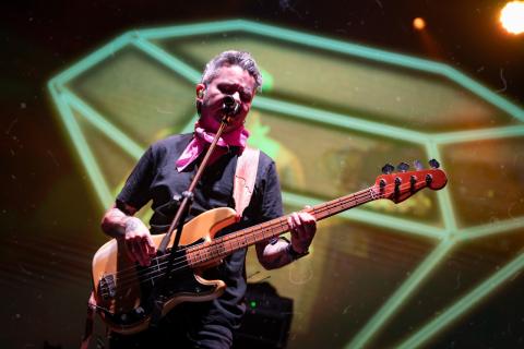 Festival Estéreo Picnic 2022 con artista tocando en tarima y fondo de diamante