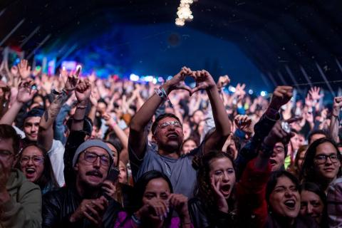 Festival Estéreo Picnic 2022 con asistentes realizando el corazon con las manos