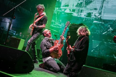 Festival Estéreo Picnic 2022 artista arrodillado cantanto en tarima