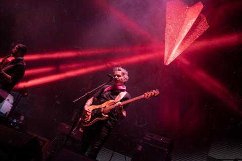 Festival Estéreo Picnic 2022 artista cantando con show de luces rojas 