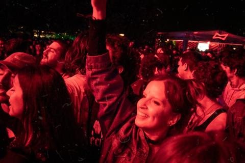 Festival Estéreo Picnic 2022 con foto de fondo roja con asistentes al evento