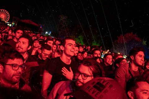 Festival Estéreo Picnic 2022 con asistentes es fondo rojo 2