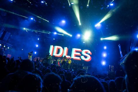 Festival Estéreo Picnic 2022 Idles con fondo azul