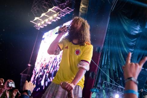 Festival Estéreo Picnic 2022 artista cantando con la camiseta de la selección Colombia