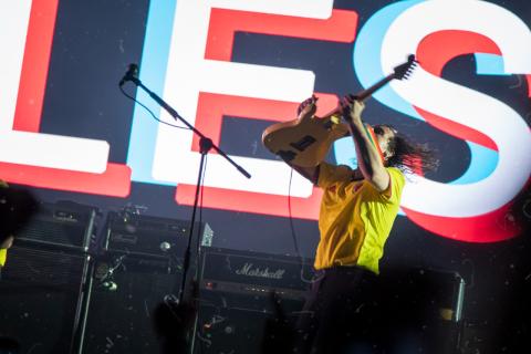 Festival Estéreo Picnic 2022 artista tocando la guitarra con la camiseta de la selección Colombia