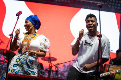 Festival Estéreo Picnic 2022 con artista mujer y hombre cantando y bailando