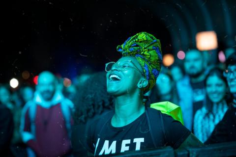 Festival Estéreo Picnic 2022 mujer con turbante cantando y disfrutando del festival