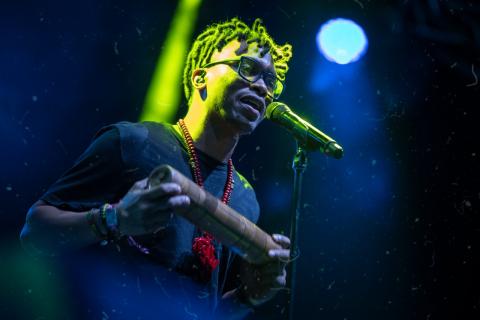 Festival Estéreo Picnic 2022 artista con collar rojo cantando 