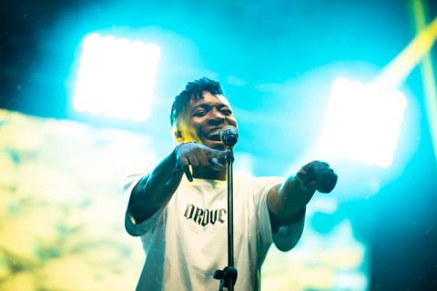 Festival Estéreo Picnic 2022 artistas cantando en tarima y señalando al publico