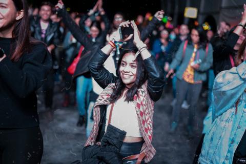 Festival Estéreo Picnic 2022 con chica cantando y bailando