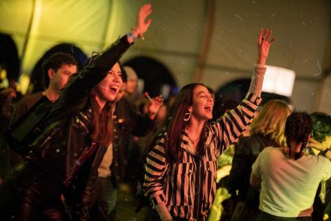 Festival Estéreo Picnic 2022 con par de chicas disfrutando del evento