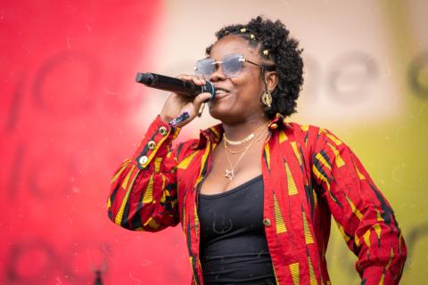 Festival Estereo Picnic 2022 con artista cantando felizmente