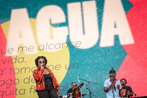 Festival Estéreo Picnic 2022 con grupo cantando en el fondo