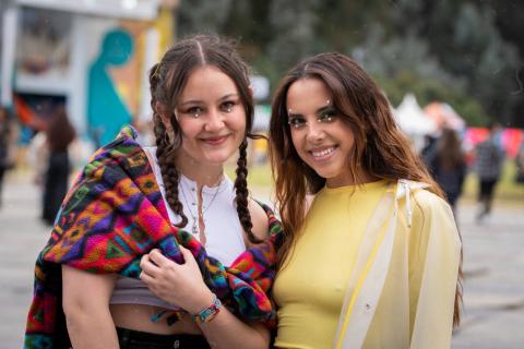Festival Estéreo Picnic 2022 par de chicas posando la foto