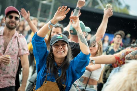 Festival Estéreo Picnic 2022 con asistentes cantando y disfrutando del festival