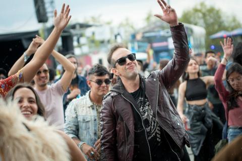 Festival Estereo Picnic 2022 con asistentes disfrutando dek show mientras bailan y cantan
