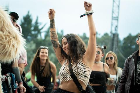 Festival Estéreo Picnic 2022 con asistente bailando y disfrutando del evento