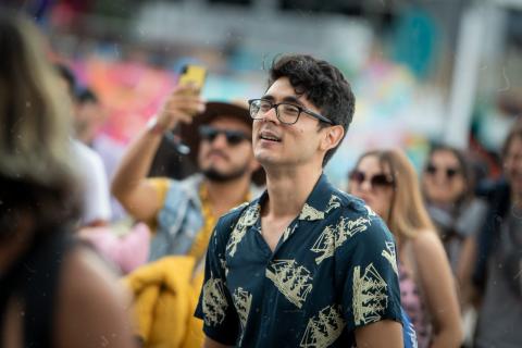 Festival Estéreo Picnic 2022 con asistente sitiendo la música