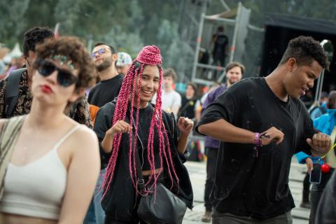 Festival Estéreo Picnic 2022 con asistente de cabello rosado