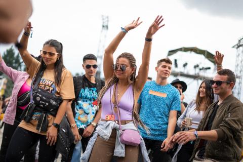 Festival Estereo Picnic 2022 con dos chicas disfrutando del festival mientras bailan y cantan