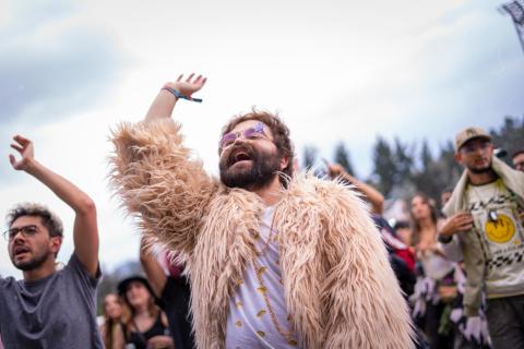 Festival Estéreo Picnic 2022 con asistente con chaqueta de felpa