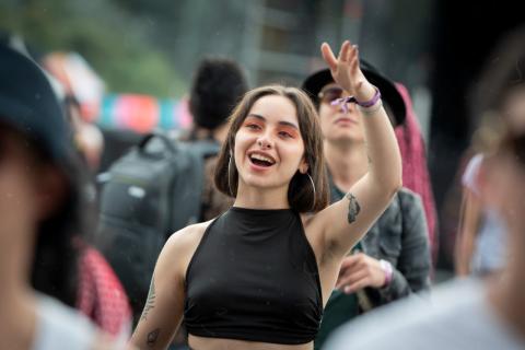 Festival Estéreo Picnic 2022 con chica con pello en la axila cantando y disfrutando del evento