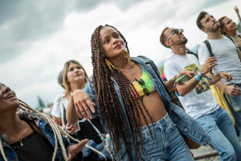 Festival Estéreo Picnic 2022 con mujer de rulos bailando y disfrutando del evento