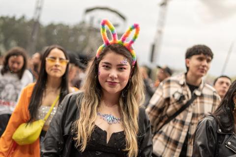 Festival Estéreo Picnic 2022 con chica con balaca de colores y mirando a la camara
