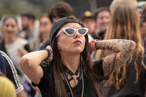 Festival Estéreo Picnic 2022 con chica tatuada disfrutando del evento
