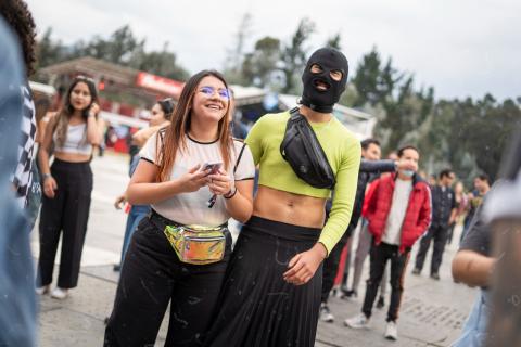 Festival Estéreo Picnic 2022 con chico con mascara negra acompañado de una mujer
