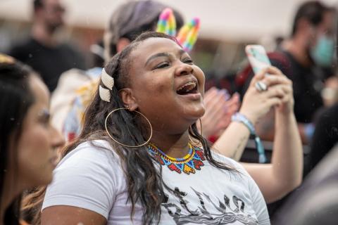 Festival Estéreo Picnic 2022 con chica morena cantando y disfrutando del show