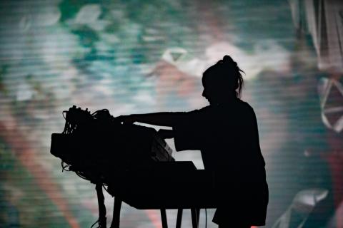 Festival Estereo Picnic 2022 con artista en el tornamesa