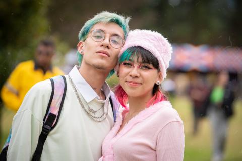 Festival Estereo Picnic 2022 con parja de cabello verde posando para la camara