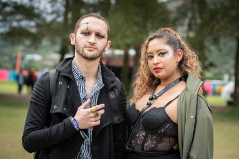 Festival Estereo Picnic 2022 con pareja posando para la foto 4