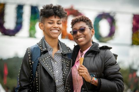 Festival Estereo Picnic 2022 con duo de chicas posando para la foto